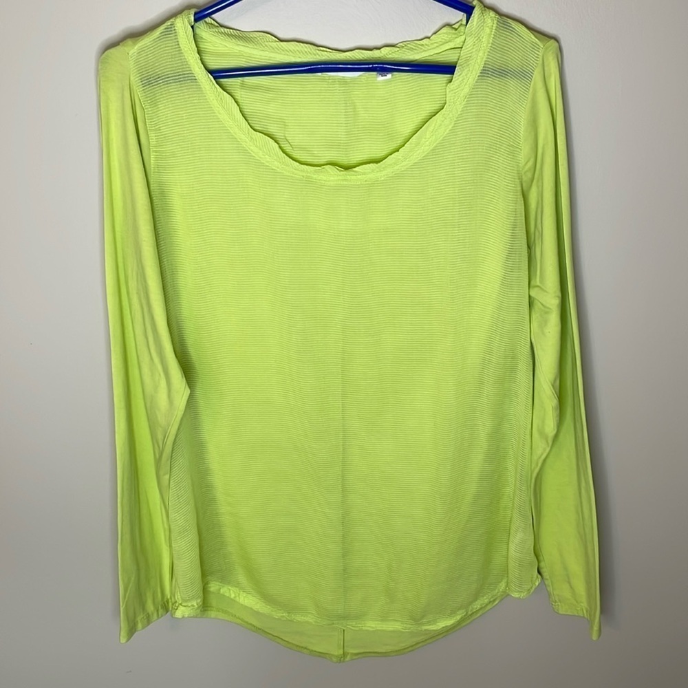 ATHLETA Pomona Shirt Womens Size M Cactus Color Yoga Long Sleeves Twisted Hem
